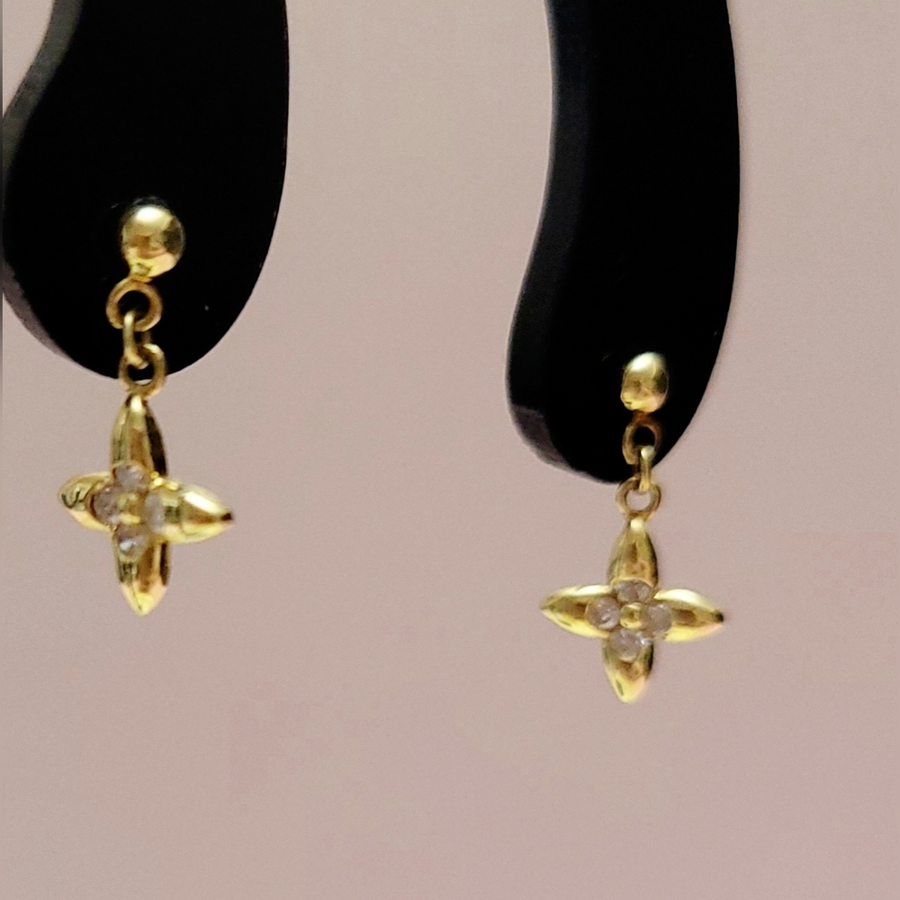Petite Clover Pointed Petal Earrings 18K with Natural Diamond